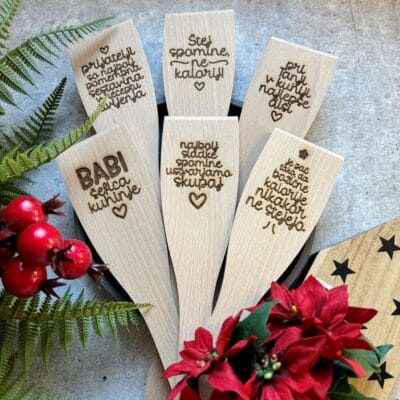 Lesena kuhalnica z napisom - Različni motivi